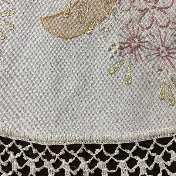 Vintage Tablecloth Centerpiece Hand Embroidered Harvest Basket Crochet Edge - Picture 4 of 7